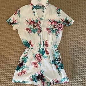 Women’s BB Dakota palm romper with foldable collar and button down top